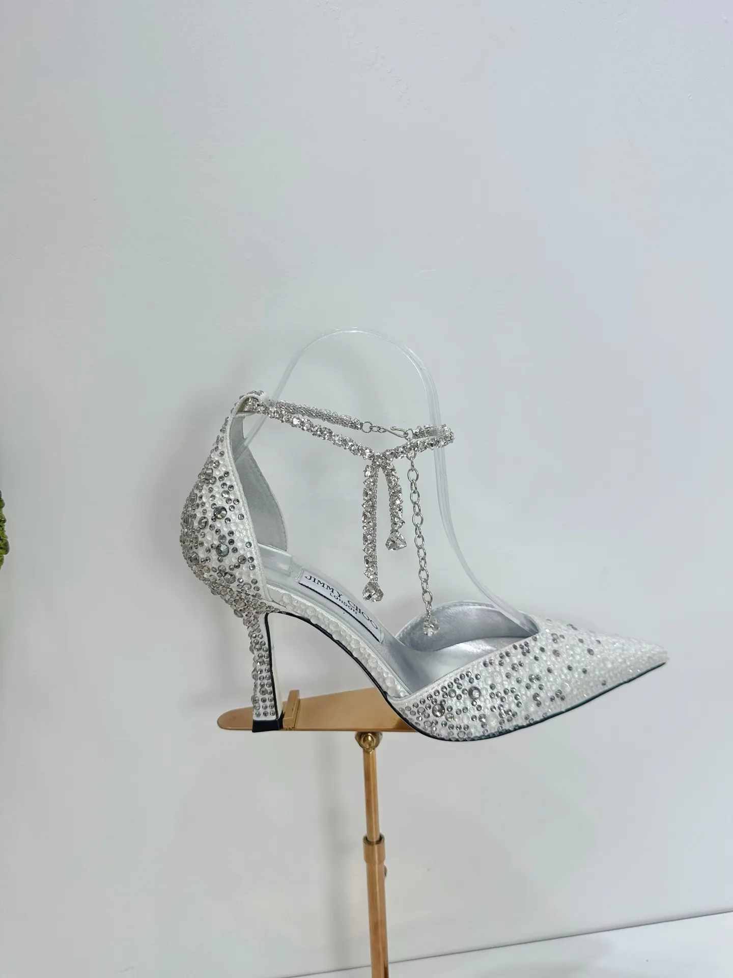 👟👟Ex-factory price 820👟👟 JIMMY CHOO (Jimmy CHOO) 💝💝💝 is a very comprehensive noble fashion lifestyle brand, with a series of women's high-heeled, medium-heeled, flat-heeled sandals with the same strap from major fashion bloggers and celebrities in Hong Kong and the United States.  The Australian pointed toe, round toe and square toe series are simply beautiful. Fall in love with elegance and playful sense of the future. Just by looking at them, you want to own them immediately, but you can really think about a pair of exquisite high heels~~~~~~~~~~~~~~~~~ 💝This series is specially designed for extraordinary and indifferent ladies, thus creating a unique overall effect, Jimmy Choo Design products that inspire women to move forward and show their charm💝💝💝 1⃣️Material: Imported silk hot diamond 2⃣️Inner: Imported Italian lambskin, super soft and delicate 3⃣️Outsole: Imported Italian original original color genuine leather injection molded outsole Heel height 8.5 4⃣️Code number: 35 to 39 (34.40.41.42. Customized)